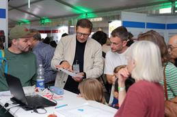 Mehrere Besucherinnen und Besucher verfolgen an einem HSD-Stand eine Erklärung zu einem wissenschaftlichen Projekt bei der Nacht der Wissenschaft in Düsseldorf.